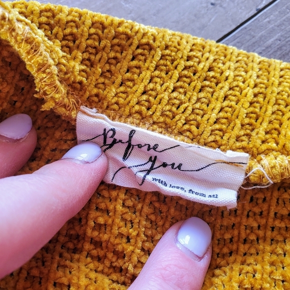 Before You Mustard Chenille Knit Cropped V-Neck Sweater Women's Size Small EUC - Picture 5 of 13